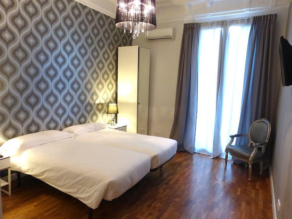 Super Balmes Guest House Барселона Экстерьер фото