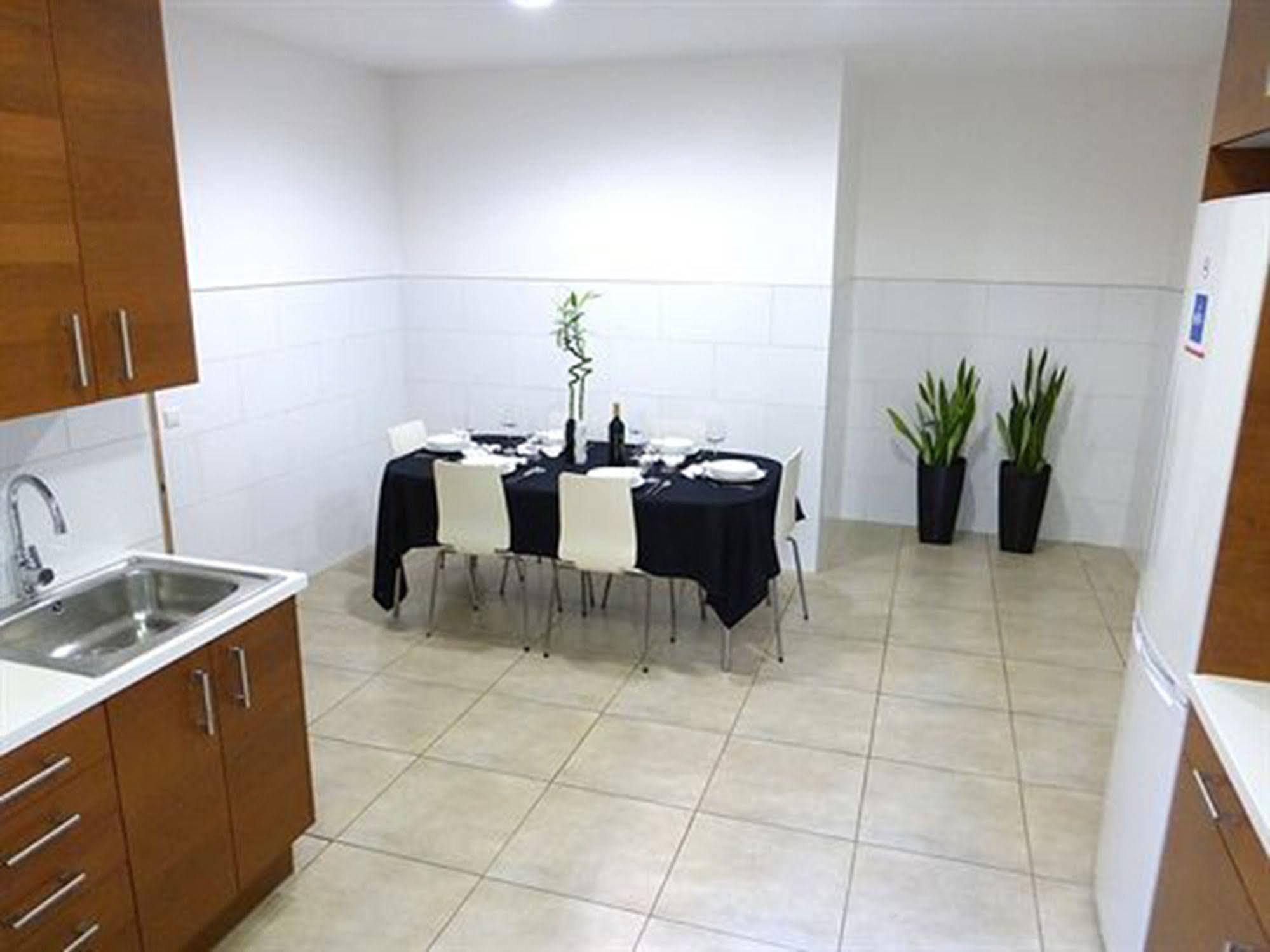 Super Balmes Guest House Барселона Экстерьер фото