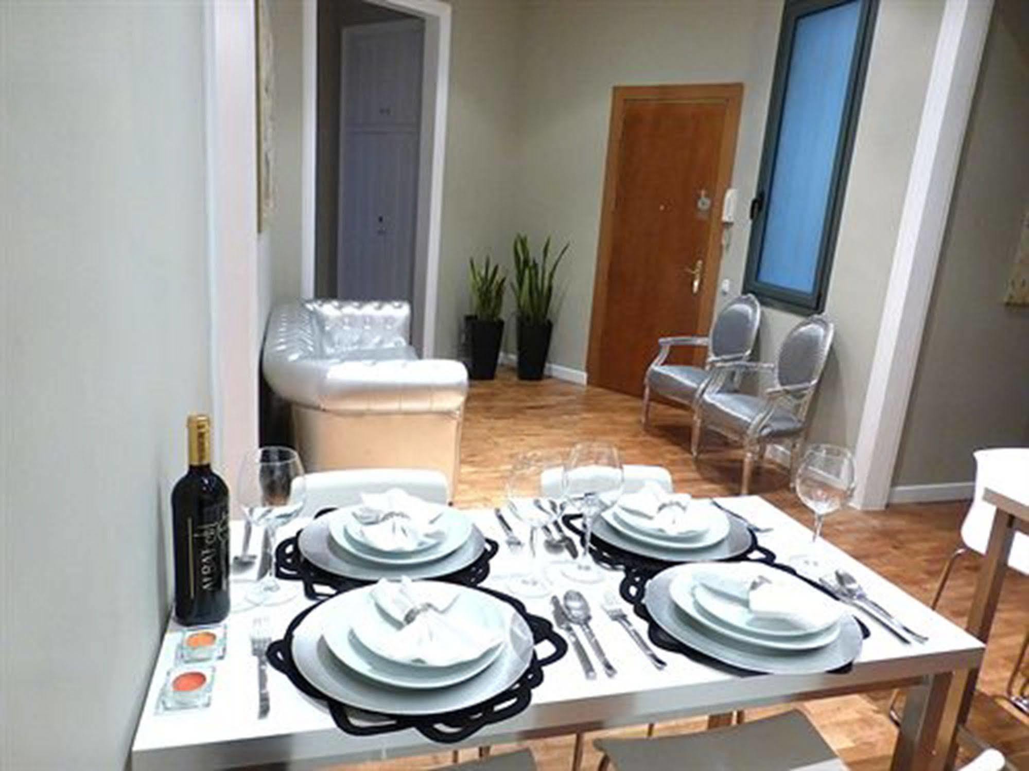 Super Balmes Guest House Барселона Экстерьер фото
