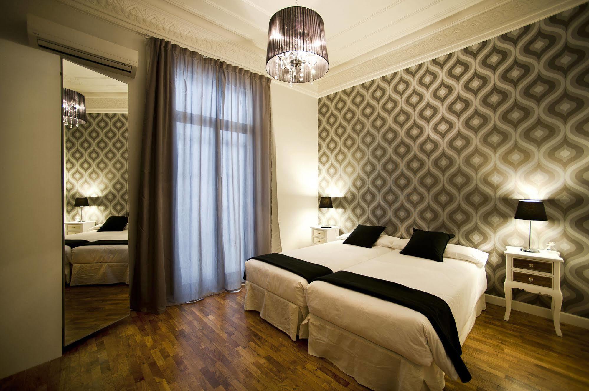 Super Balmes Guest House Барселона Экстерьер фото