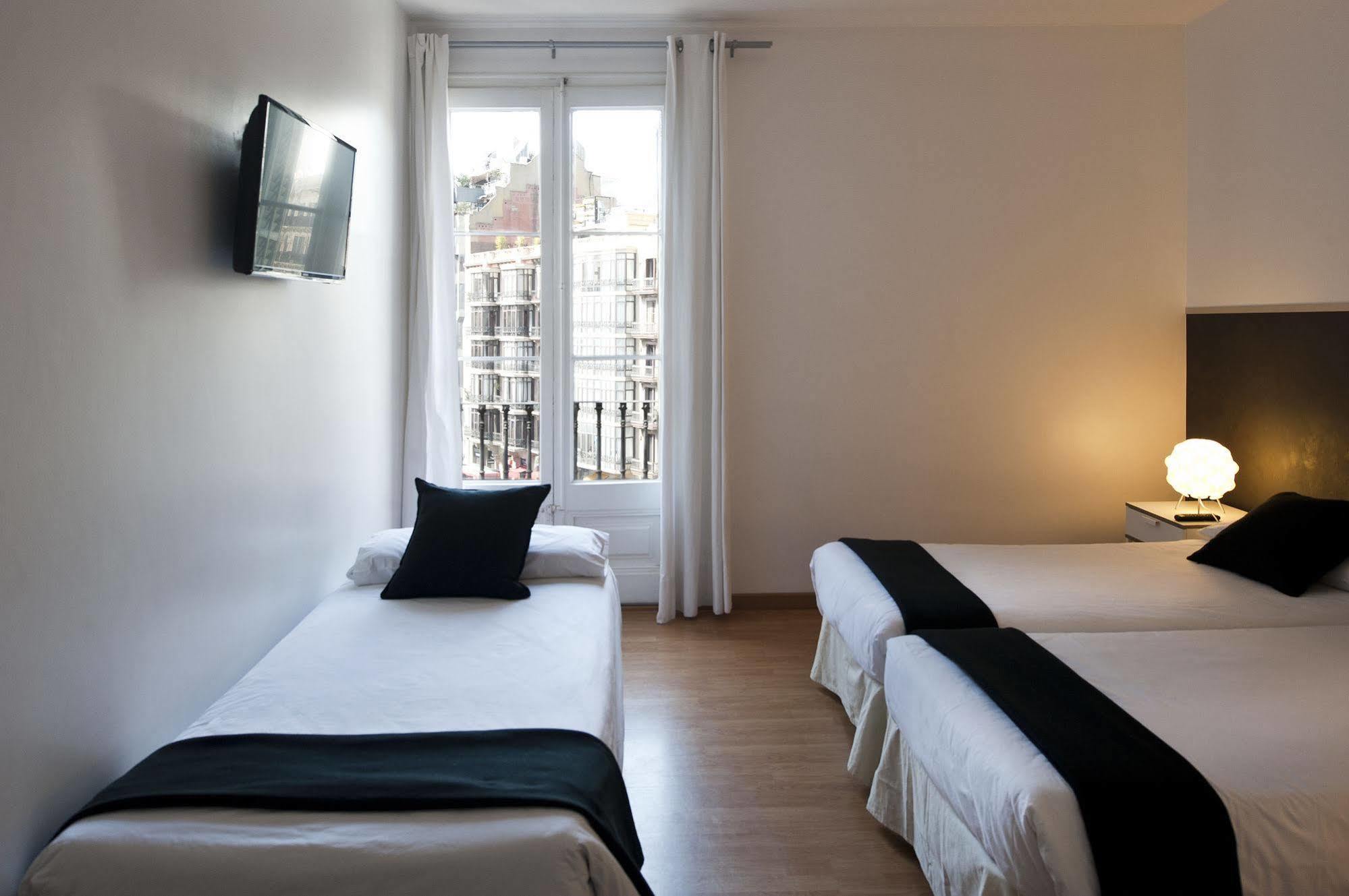 Super Balmes Guest House Барселона Экстерьер фото