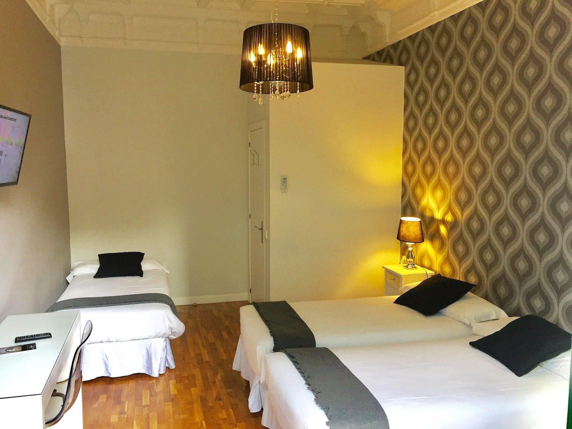 Super Balmes Guest House Барселона Экстерьер фото