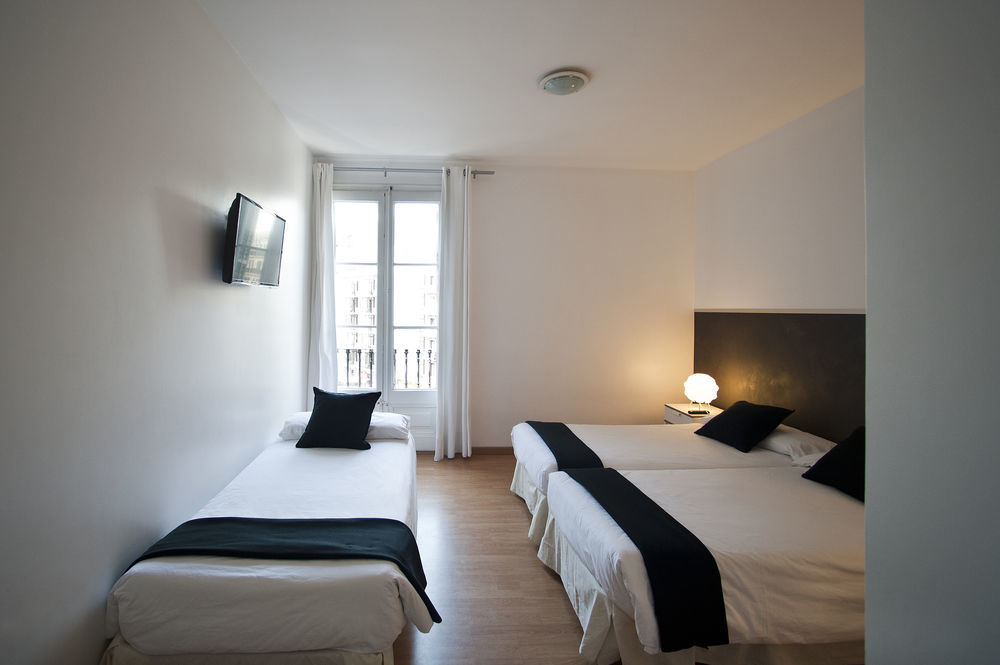 Super Balmes Guest House Барселона Экстерьер фото