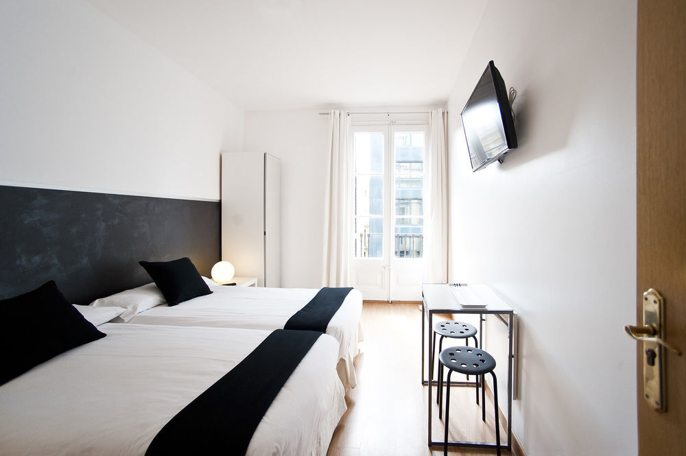 Super Balmes Guest House Барселона Экстерьер фото